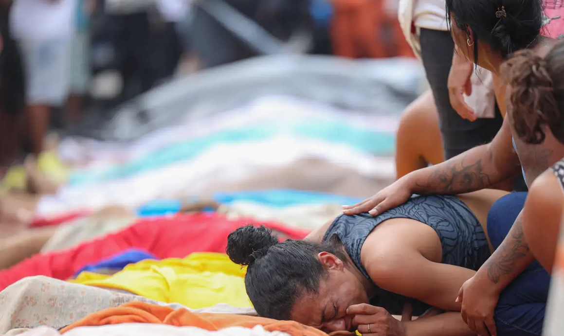 Moradores retiram cerca de 60 corpos em &aacute;rea de mata ap&oacute;s megaopera&ccedil;&atilde;o no Complexo da Penha